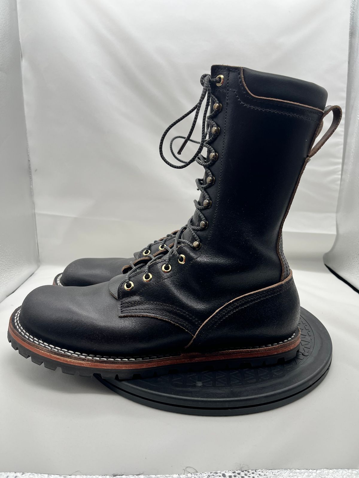 Photo by Balisong42 on January 5, 2026 of the Nicks Strider Zero Drop in Horween Black Waxed Flesh.