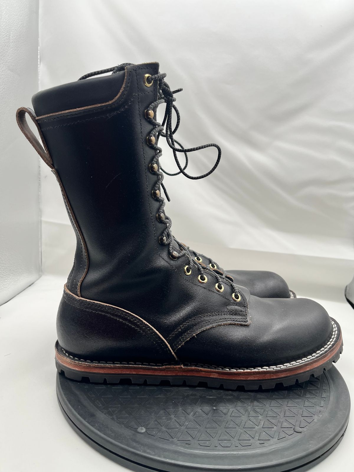 Photo by Balisong42 on January 5, 2026 of the Nicks Strider Zero Drop in Horween Black Waxed Flesh.