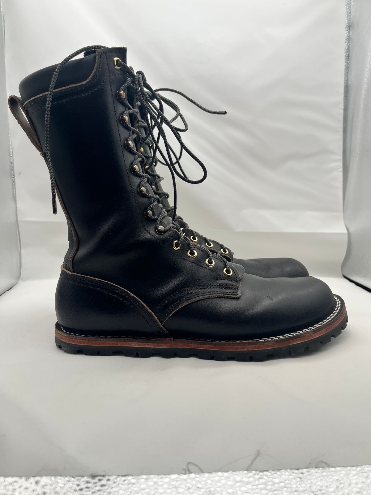 Photo by Balisong42 on February 6, 2026 of the Nicks Strider Zero Drop in Horween Black Waxed Flesh.