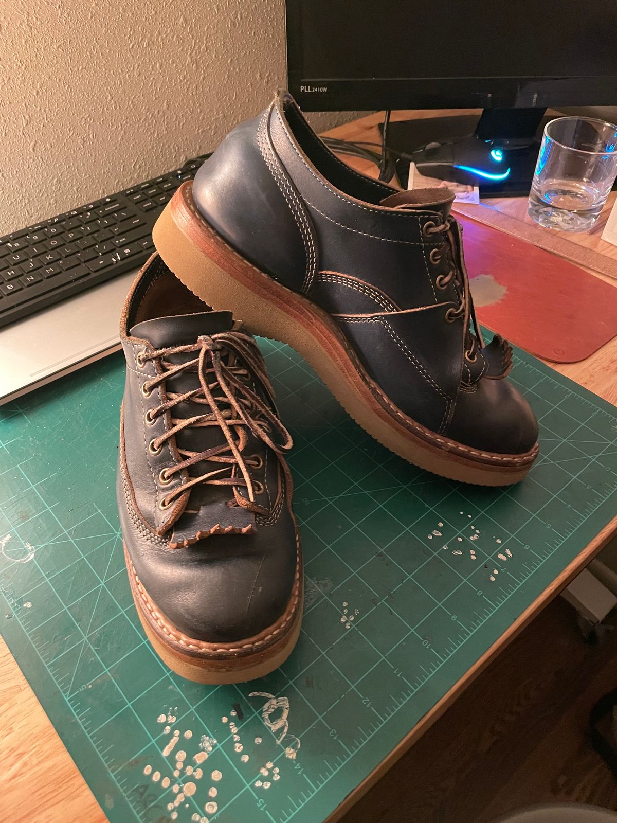 Photo by davarcher on December 6, 2022 of the White's Oxford in Horween Navy Chromexcel.