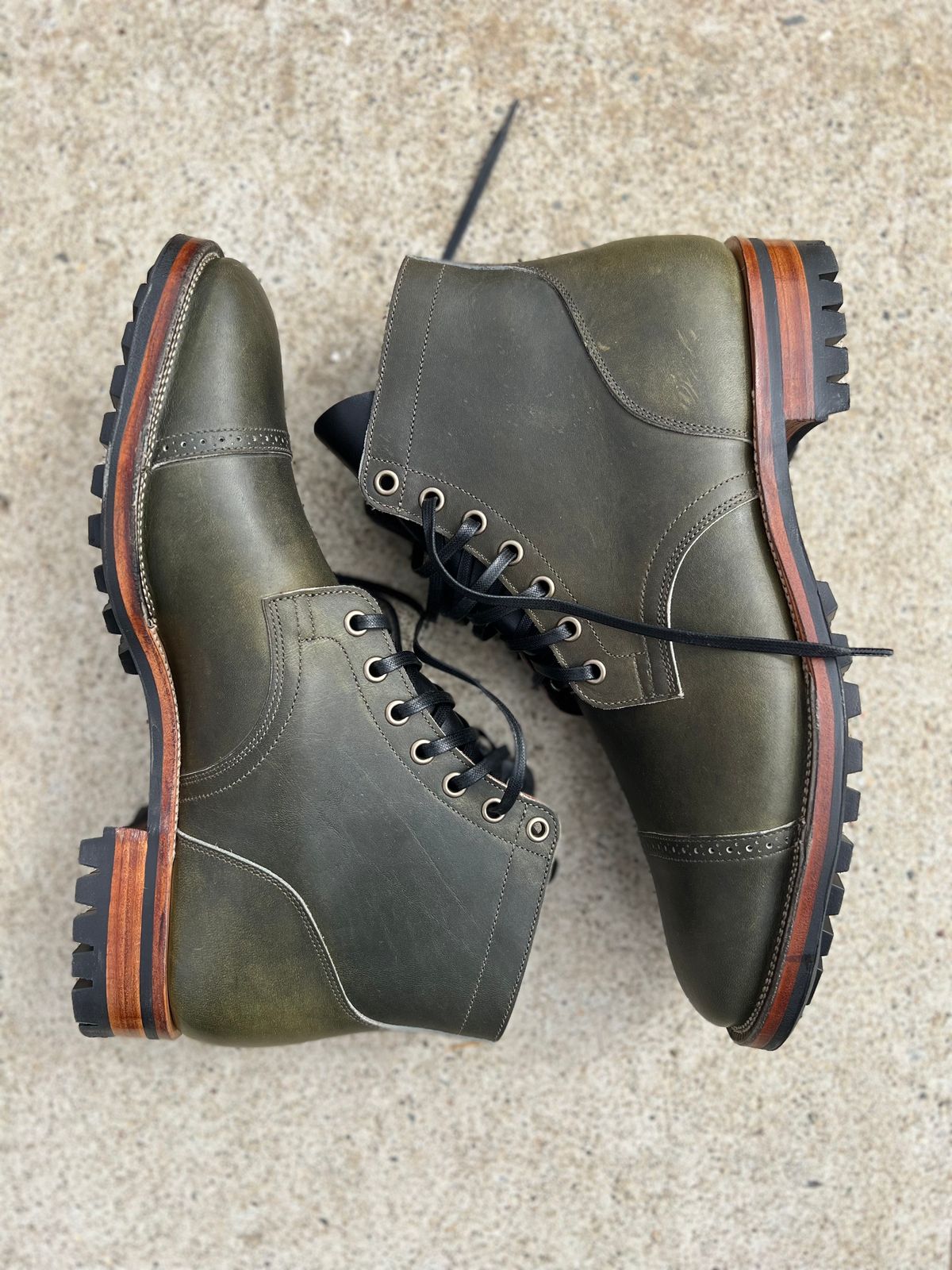 Photo by jshum on October 3, 2022 of the Viberg Service Boot in Horween Olive Chromepak.