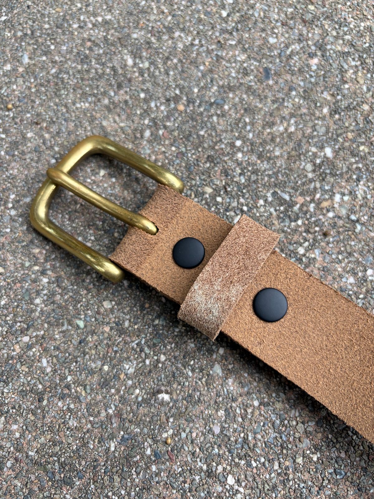Photo by jshum on November 5, 2025 of the Altsha Standard Belt - 1.25 in Horween Natural Chromexcel Roughout.