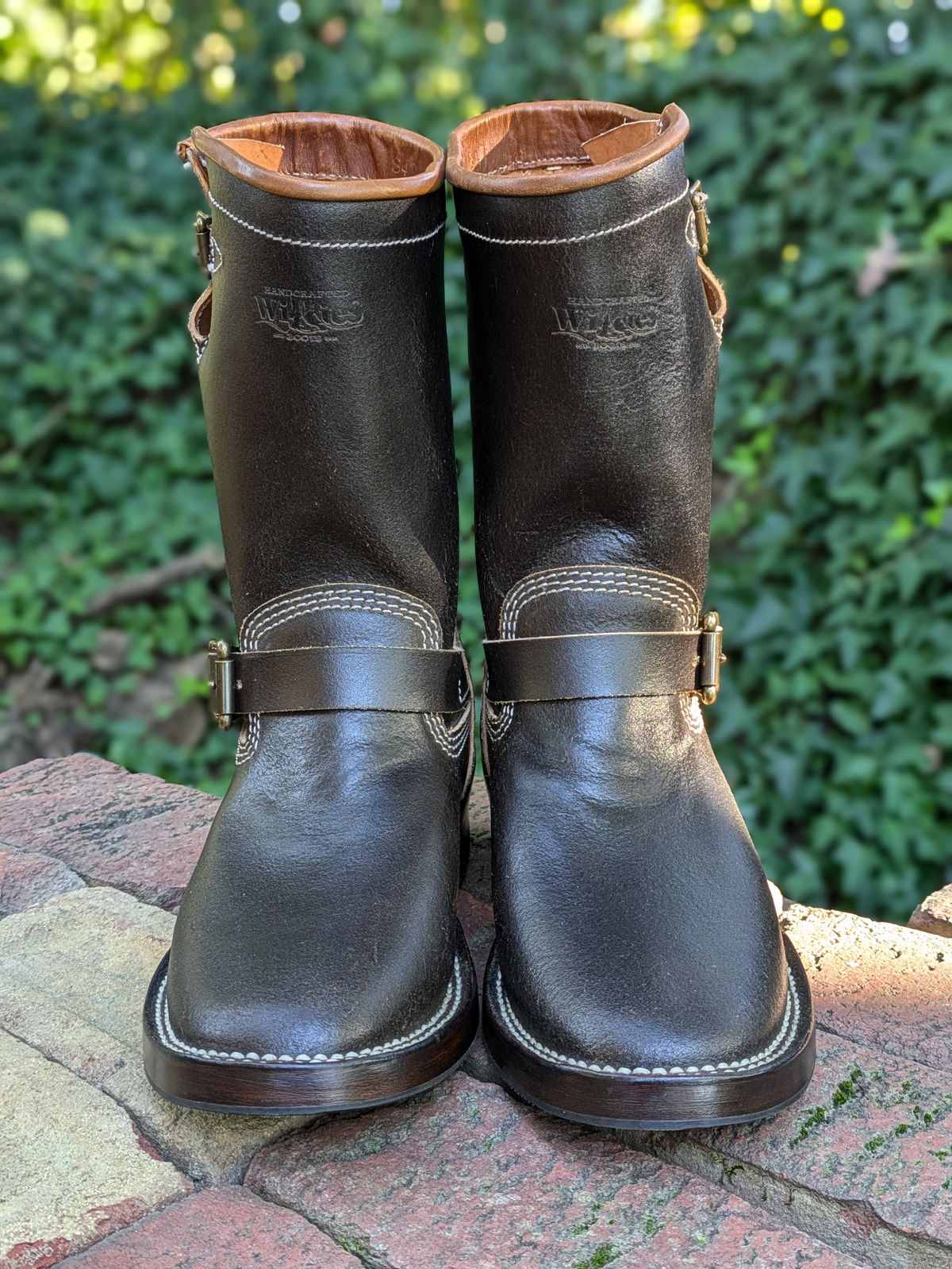 Photo by dreadnatty08 on October 9, 2024 of the Willie's Handmade Boots Custom Model in Horween Dark Olive Waxed Flesh.