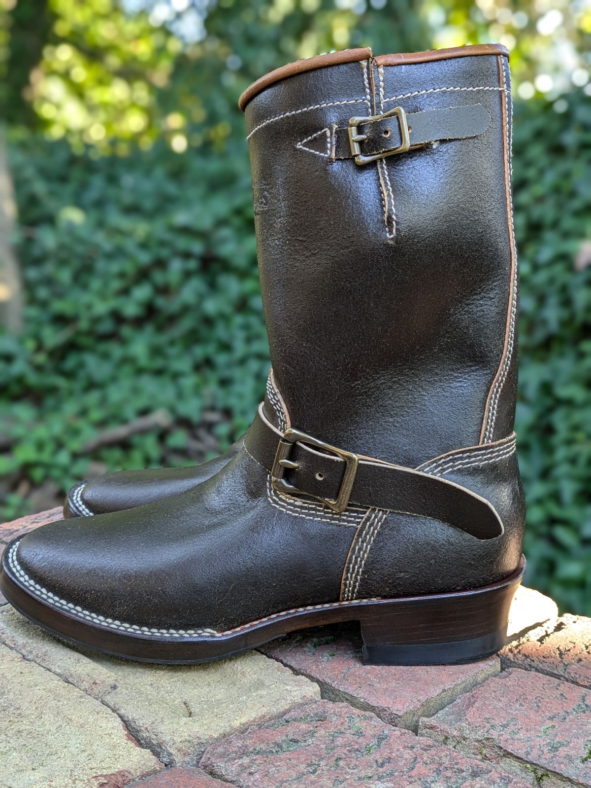 Photo by dreadnatty08 on October 9, 2024 of the Willie's Handmade Boots Custom Model in Horween Dark Olive Waxed Flesh.