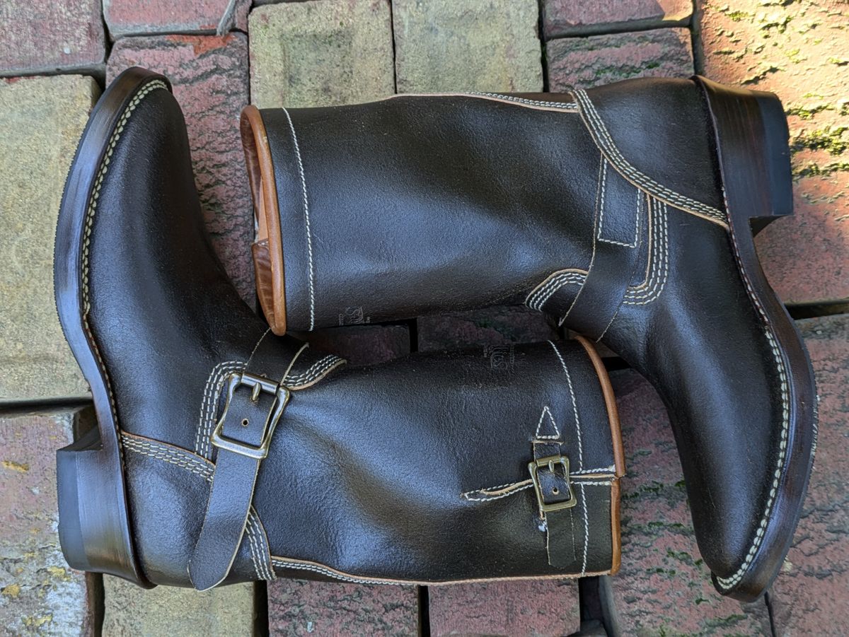 Photo by dreadnatty08 on October 9, 2024 of the Willie's Handmade Boots Custom Model in Horween Dark Olive Waxed Flesh.