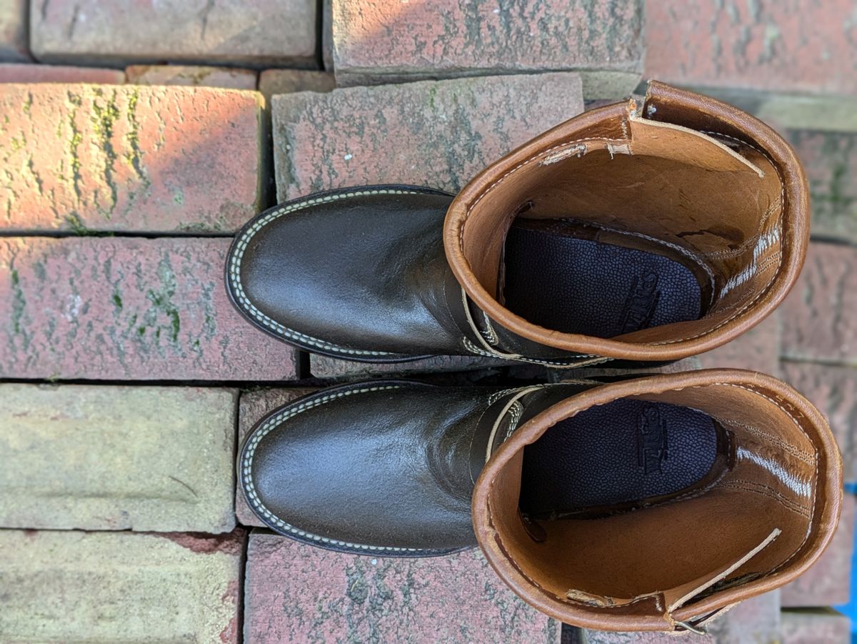 Photo by dreadnatty08 on October 9, 2024 of the Willie's Handmade Boots Custom Model in Horween Dark Olive Waxed Flesh.