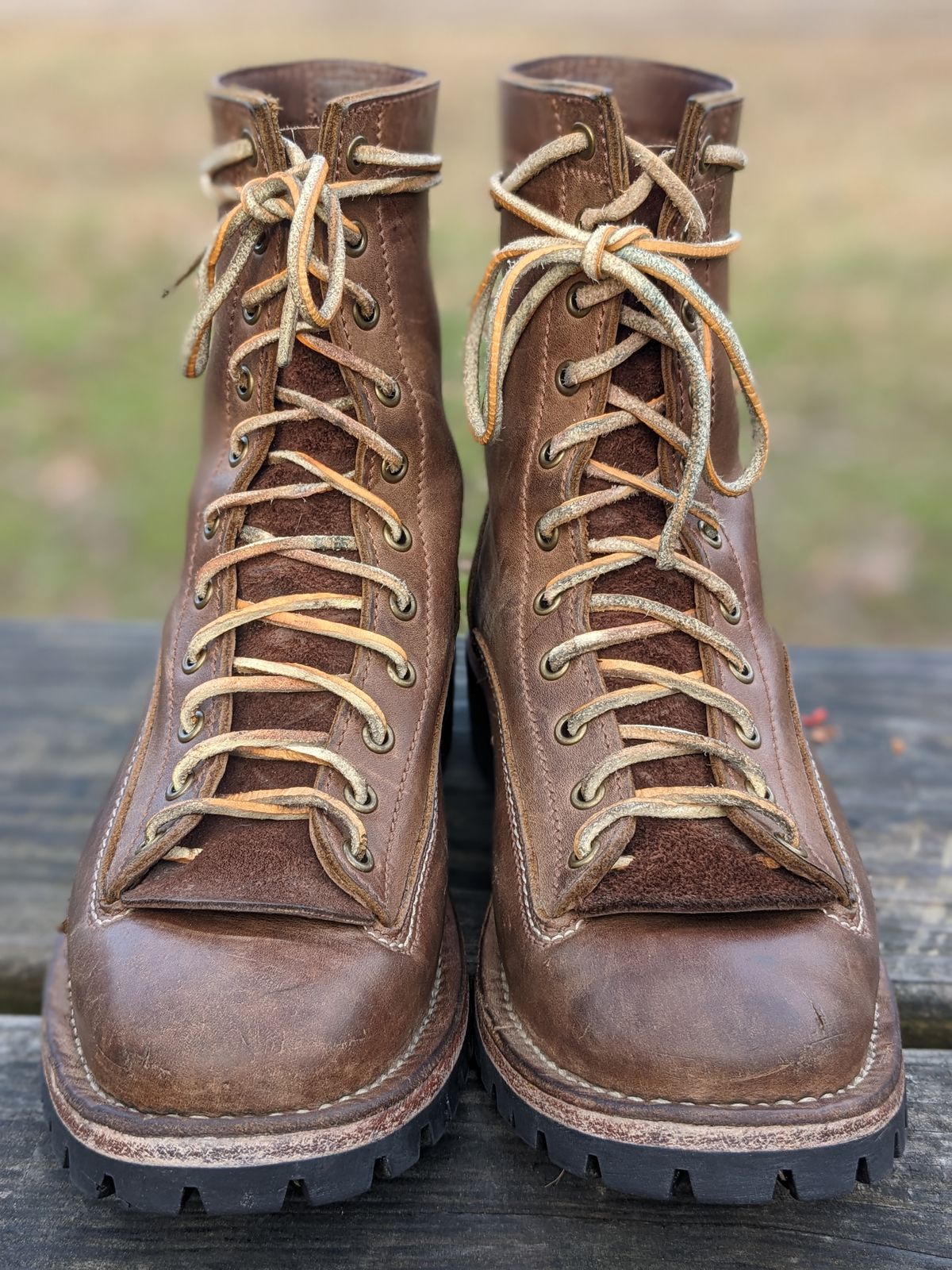 Photo by dreadnatty08 on January 1, 2023 of the Willie's Handmade Boots V3 Workboot in Horween Natural Rowdy.