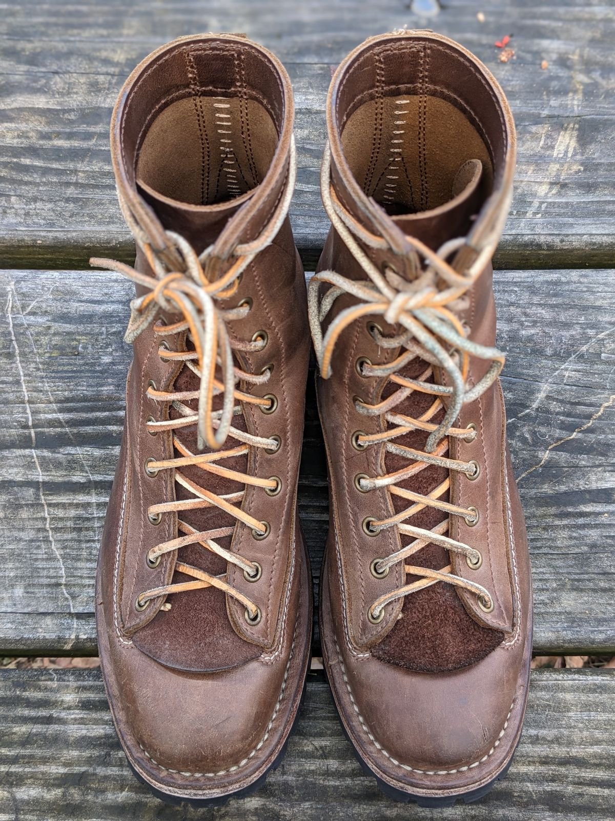 Photo by dreadnatty08 on January 1, 2023 of the Willie's Handmade Boots V3 Workboot in Horween Natural Rowdy.