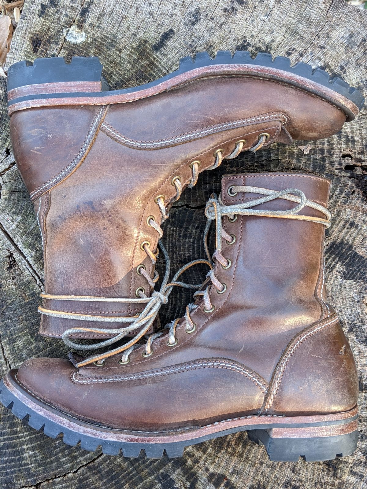 Photo by dreadnatty08 on April 1, 2023 of the Willie's Handmade Boots V3 Workboot in Horween Natural Rowdy.