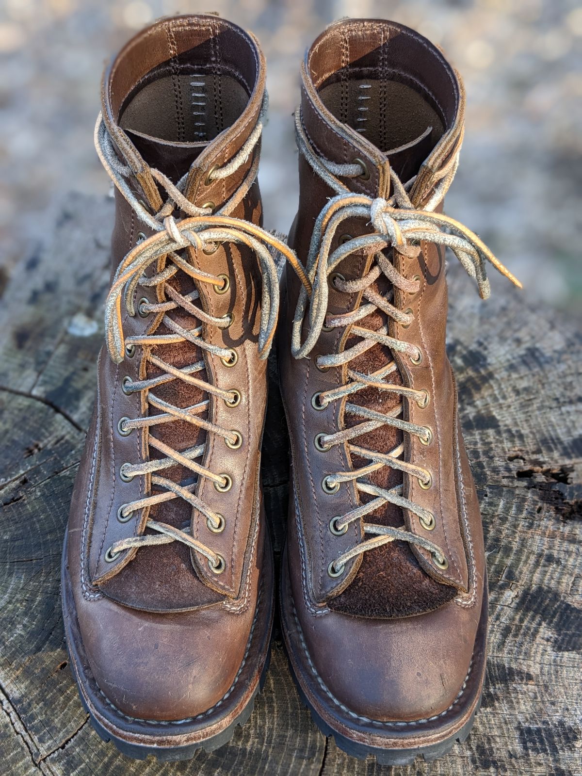 Photo by dreadnatty08 on April 1, 2023 of the Willie's Handmade Boots V3 Workboot in Horween Natural Rowdy.