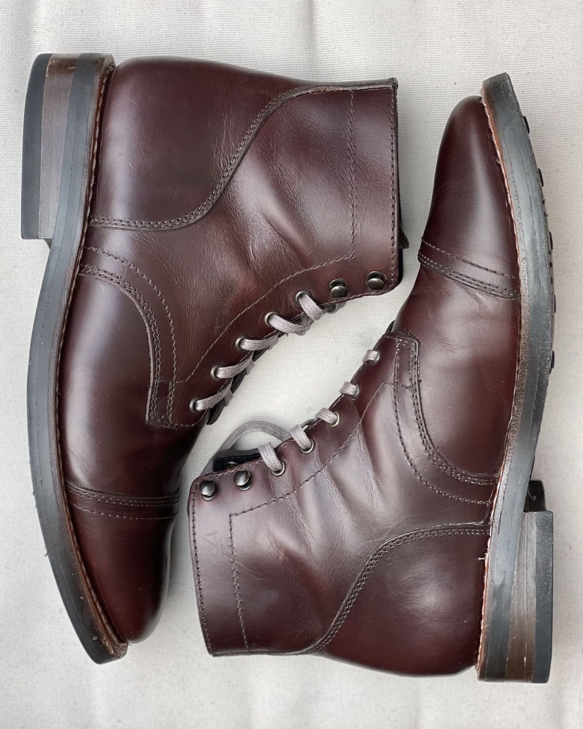 Photo by JP_18 on December 3, 2021 of the Thursday Captain in Horween Brown Chromexcel.