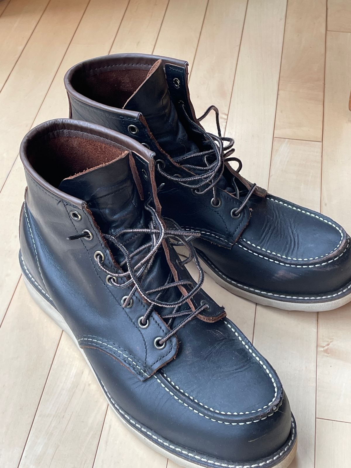 Photo by wonkytoe on April 8, 2023 of the Red Wing 6-Inch Classic Moc in S.B. Foot Black Prairie.