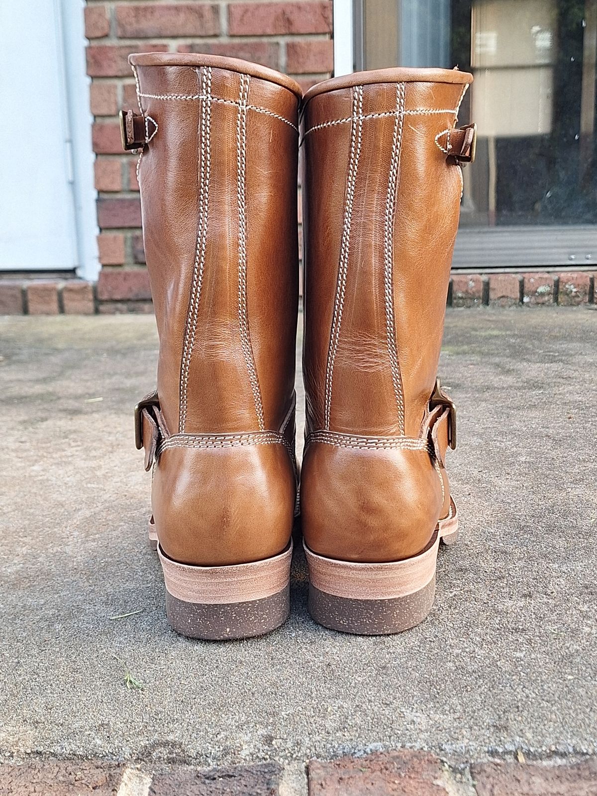 Photo by PatinaTherapist on October 2, 2024 of the Willie's Handmade Boots Engineer in Maryam Natural Horsebutt.