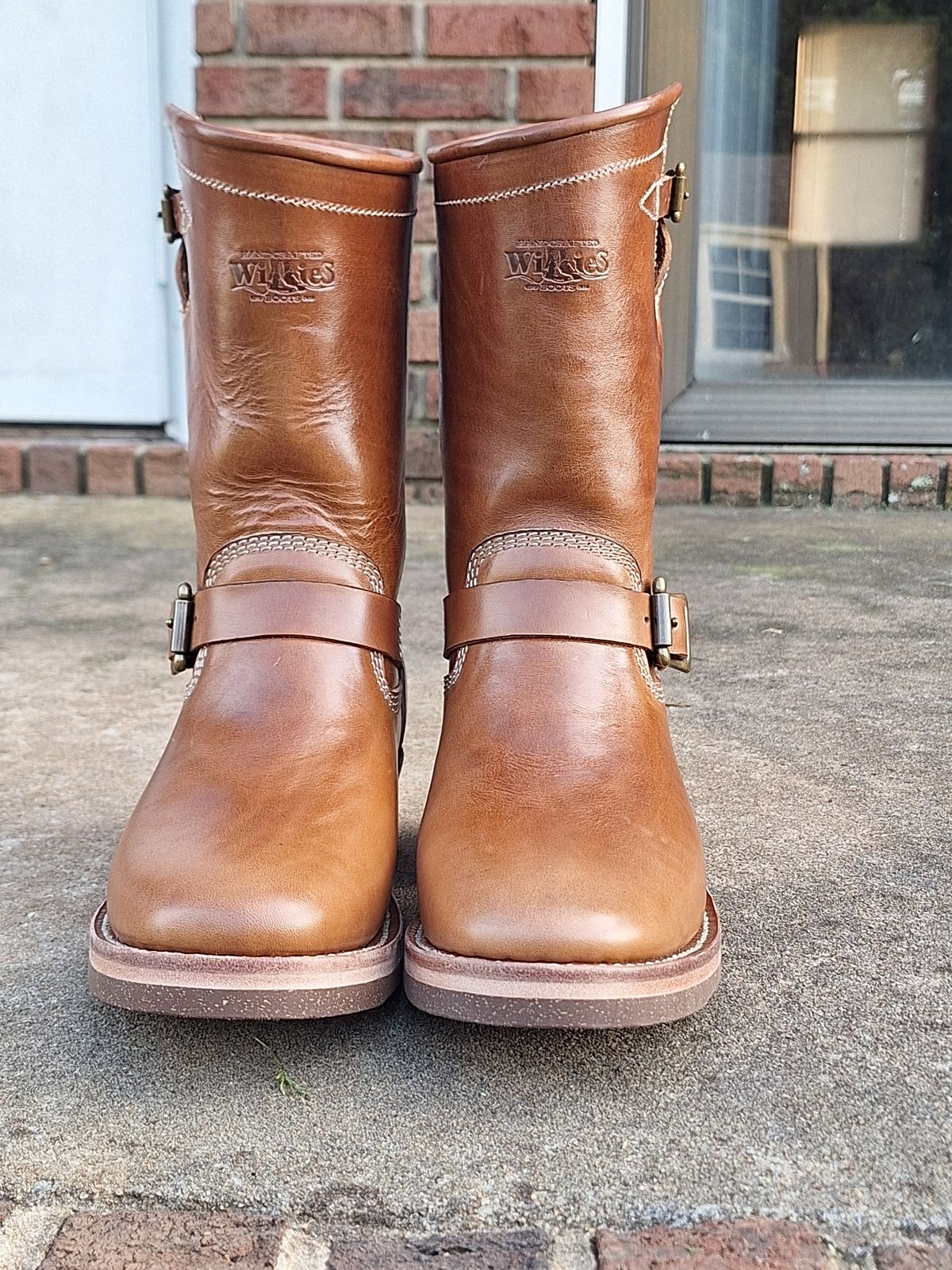 Photo by PatinaTherapist on October 2, 2024 of the Willie's Handmade Boots Engineer in Maryam Natural Horsebutt.