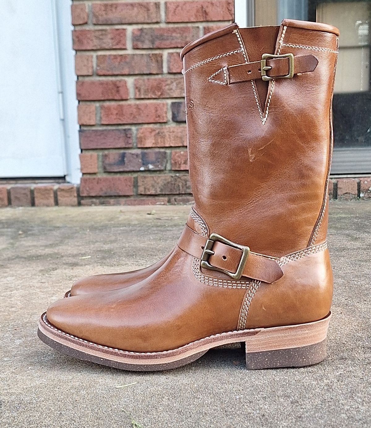 Photo by PatinaTherapist on October 2, 2024 of the Willie's Handmade Boots Engineer in Maryam Natural Horsebutt.