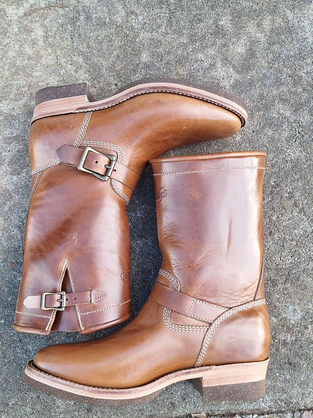 Photo by PatinaTherapist on October 2, 2024 of the Willie's Handmade Boots Engineer in Maryam Natural Horsebutt.