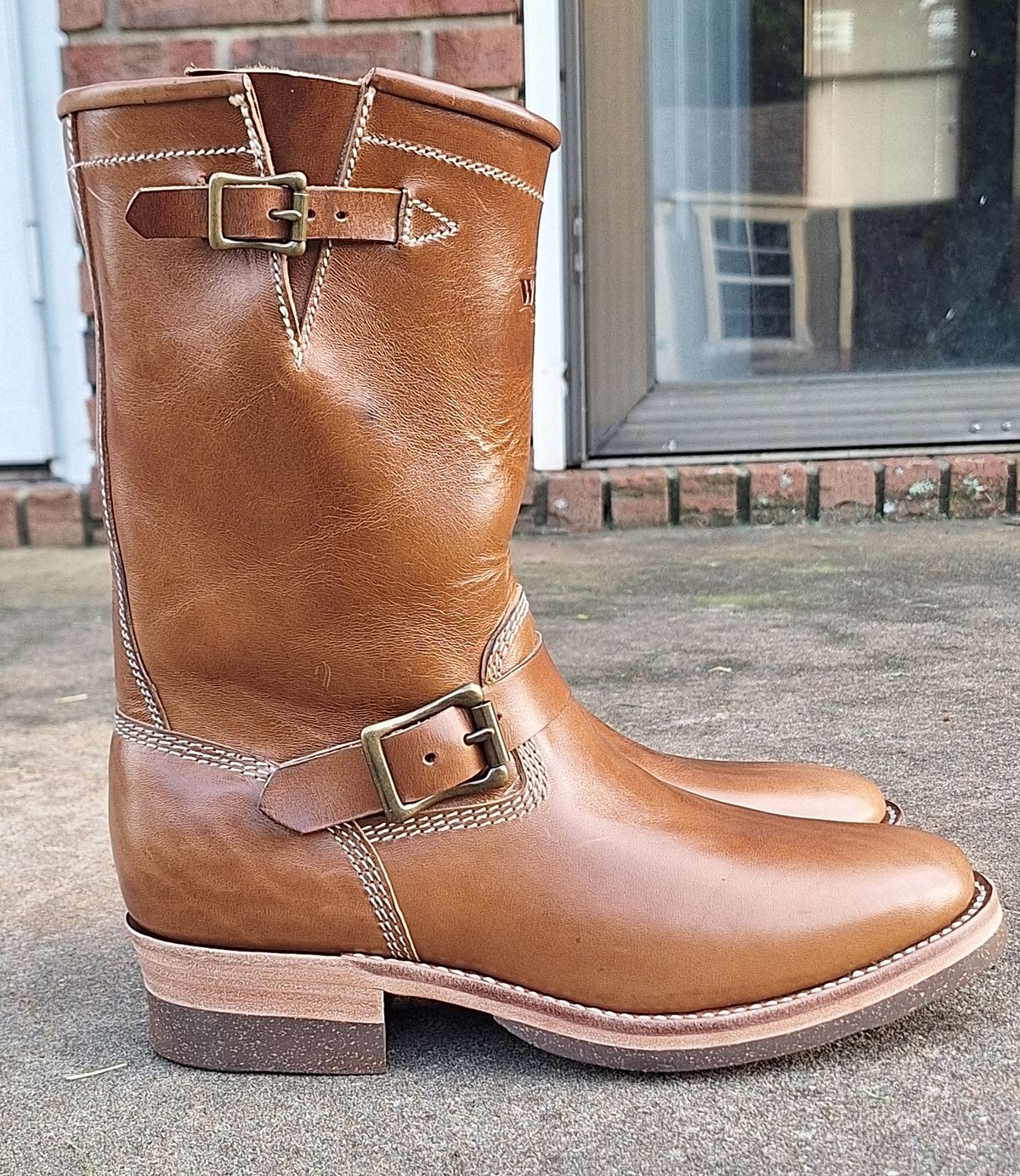 Photo by PatinaTherapist on October 2, 2024 of the Willie's Handmade Boots Engineer in Maryam Natural Horsebutt.