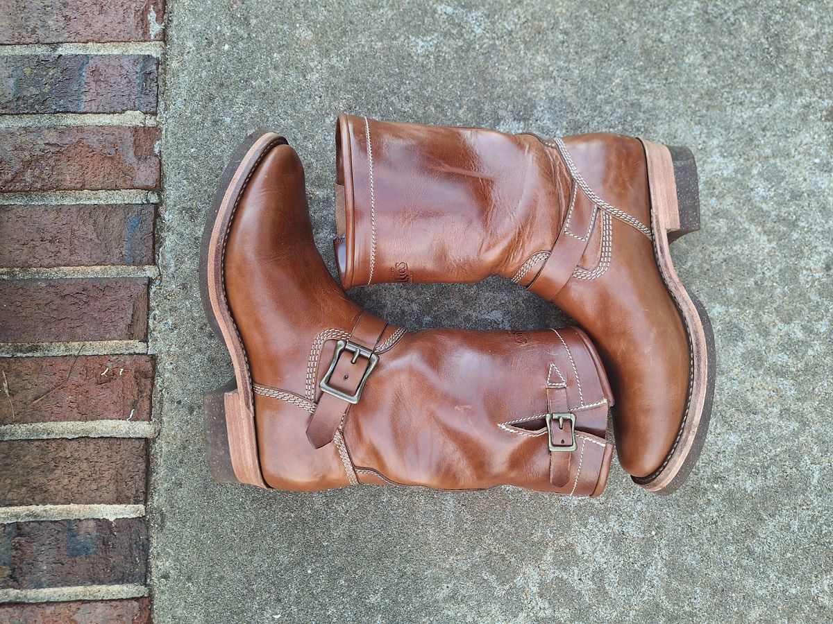 Photo by PatinaTherapist on November 1, 2024 of the Willie's Handmade Boots Engineer in Maryam Natural Horsebutt.