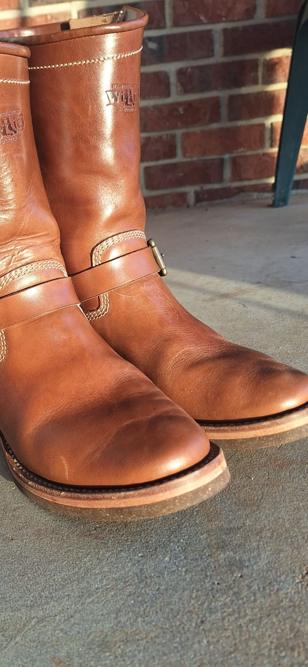 Photo by PatinaTherapist on October 30, 2024 of the Willie's Handmade Boots Engineer in Maryam Natural Horsebutt.