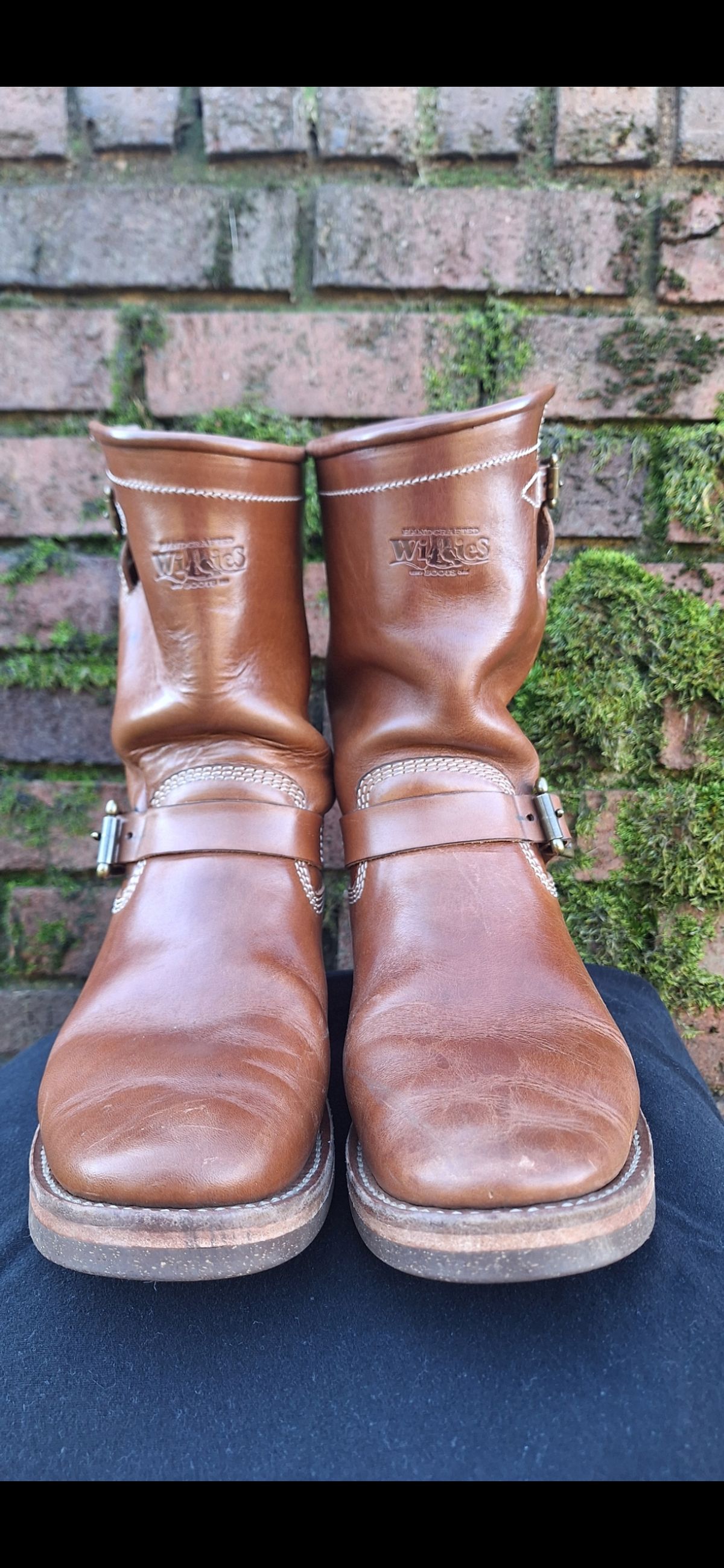 Photo by PatinaTherapist on January 1, 2025 of the Willie's Handmade Boots Engineer in Maryam Natural Horsebutt.