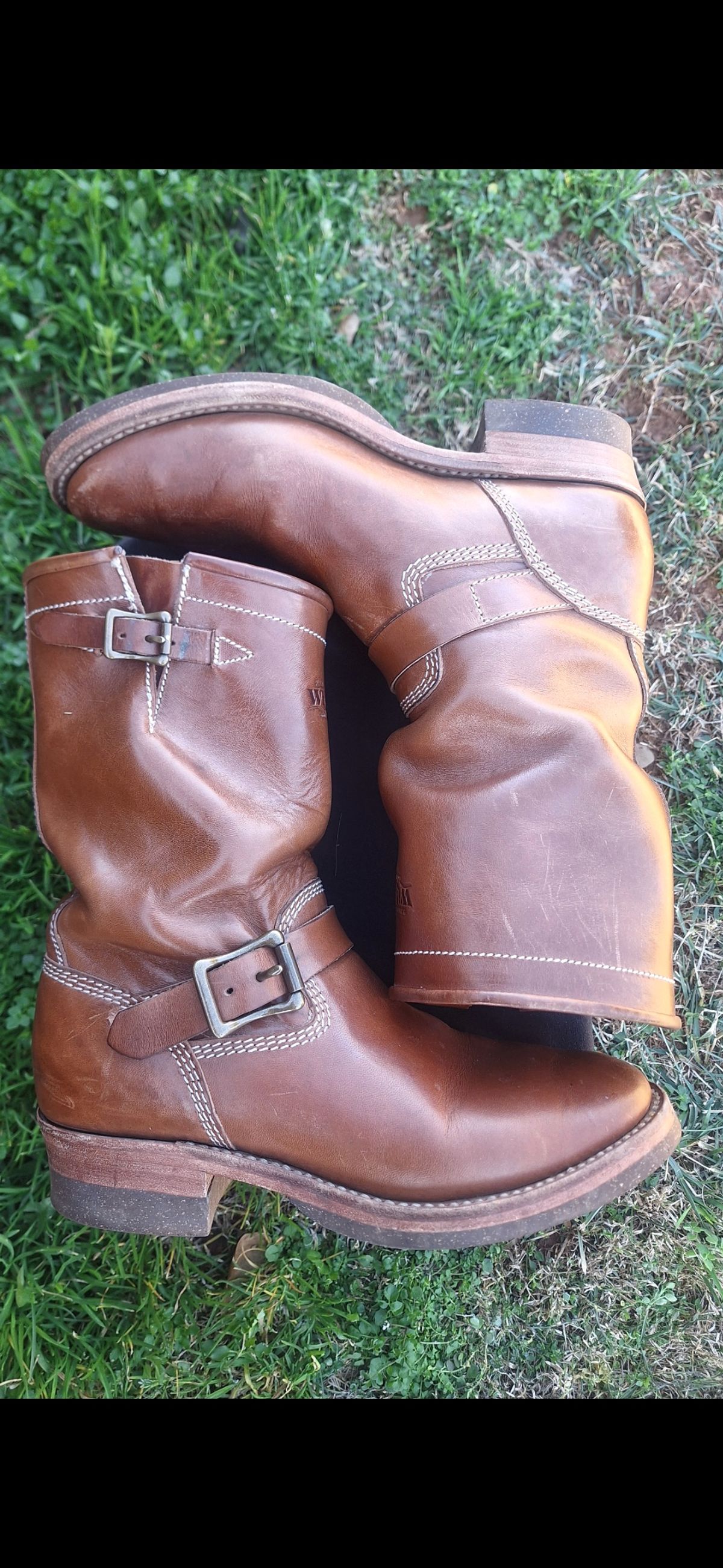 Photo by PatinaTherapist on March 3, 2025 of the Willie's Handmade Boots Engineer in Maryam Natural Horsebutt.