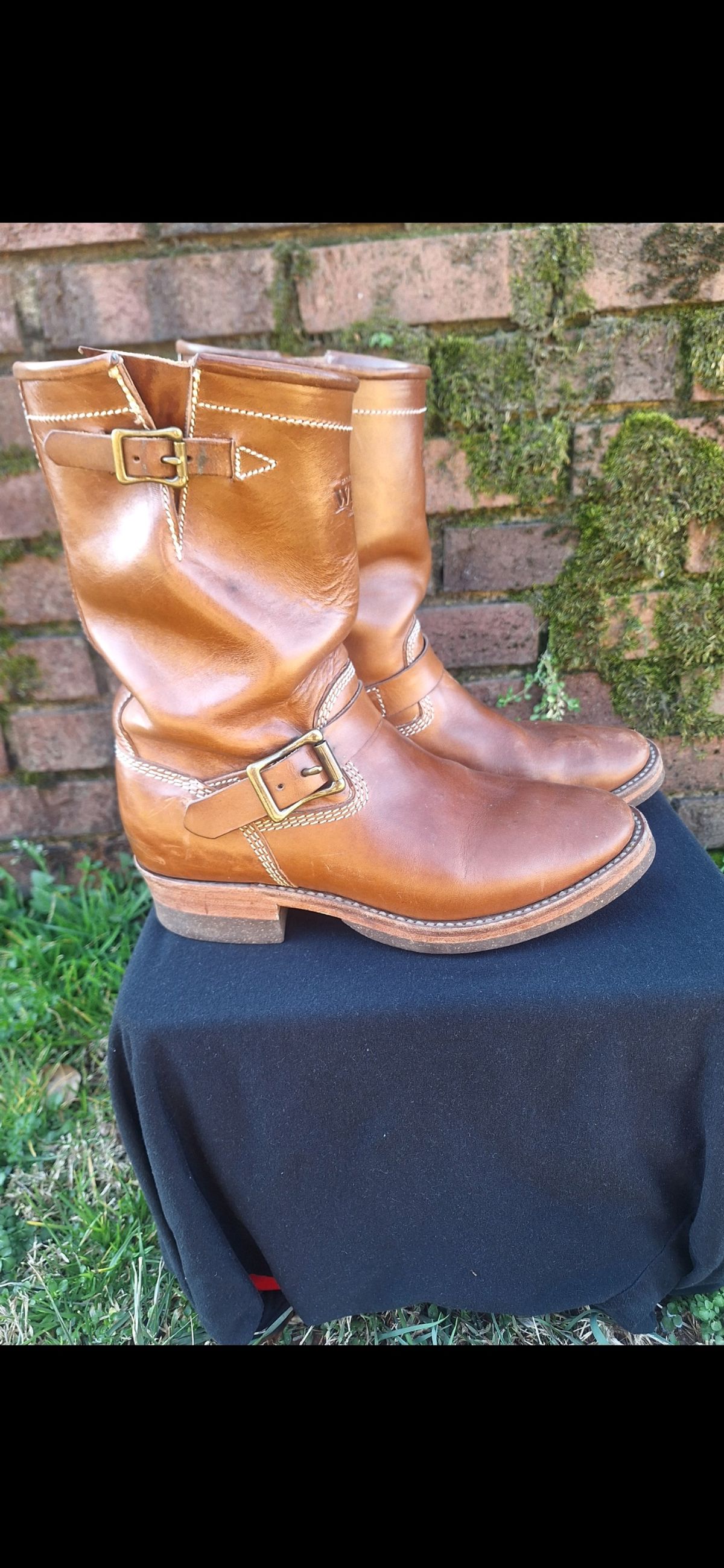 Photo by PatinaTherapist on March 3, 2025 of the Willie's Handmade Boots Engineer in Maryam Natural Horsebutt.