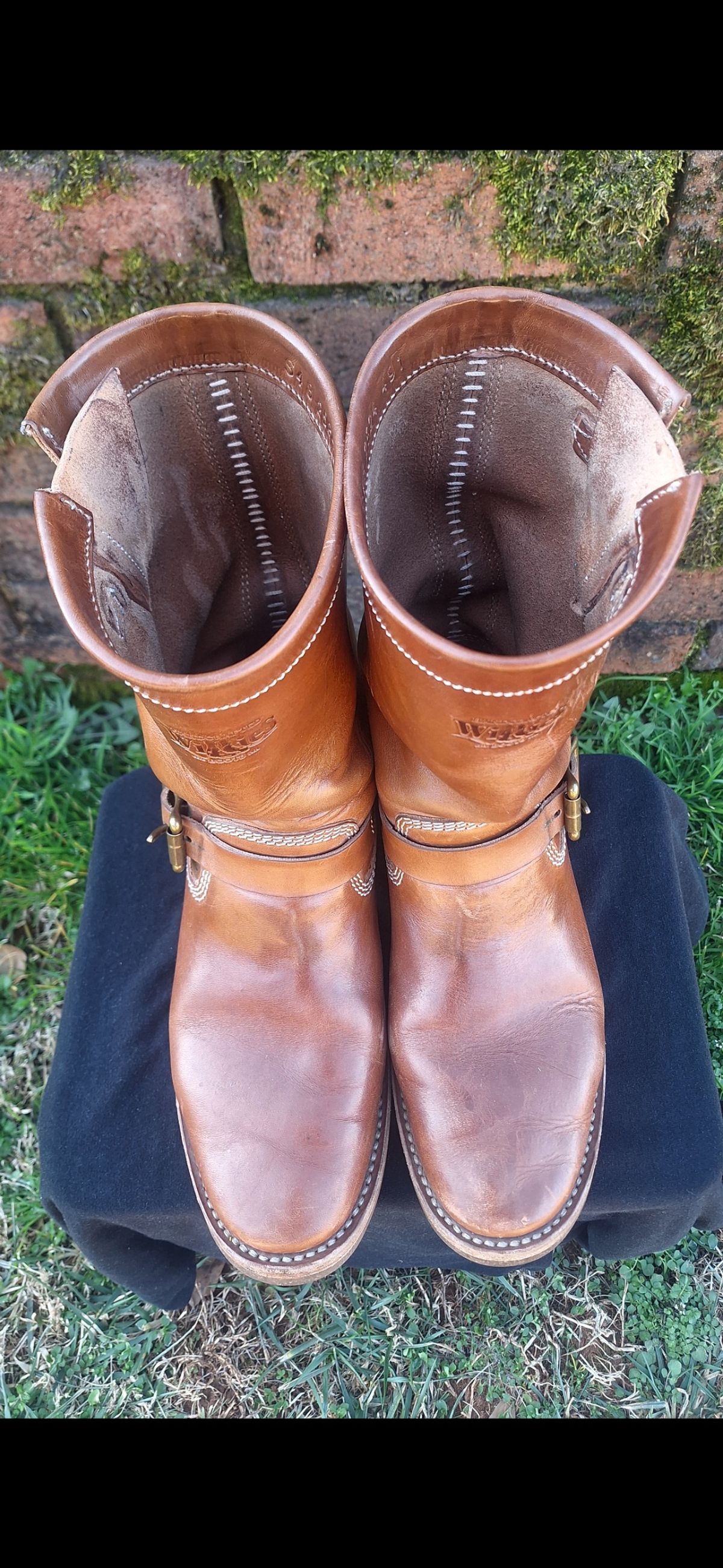 Photo by PatinaTherapist on March 3, 2025 of the Willie's Handmade Boots Engineer in Maryam Natural Horsebutt.