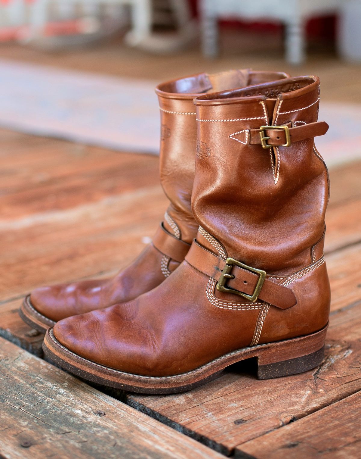 Photo by PatinaTherapist on April 1, 2025 of the Willie's Handmade Boots Engineer in Maryam Natural Horsebutt.