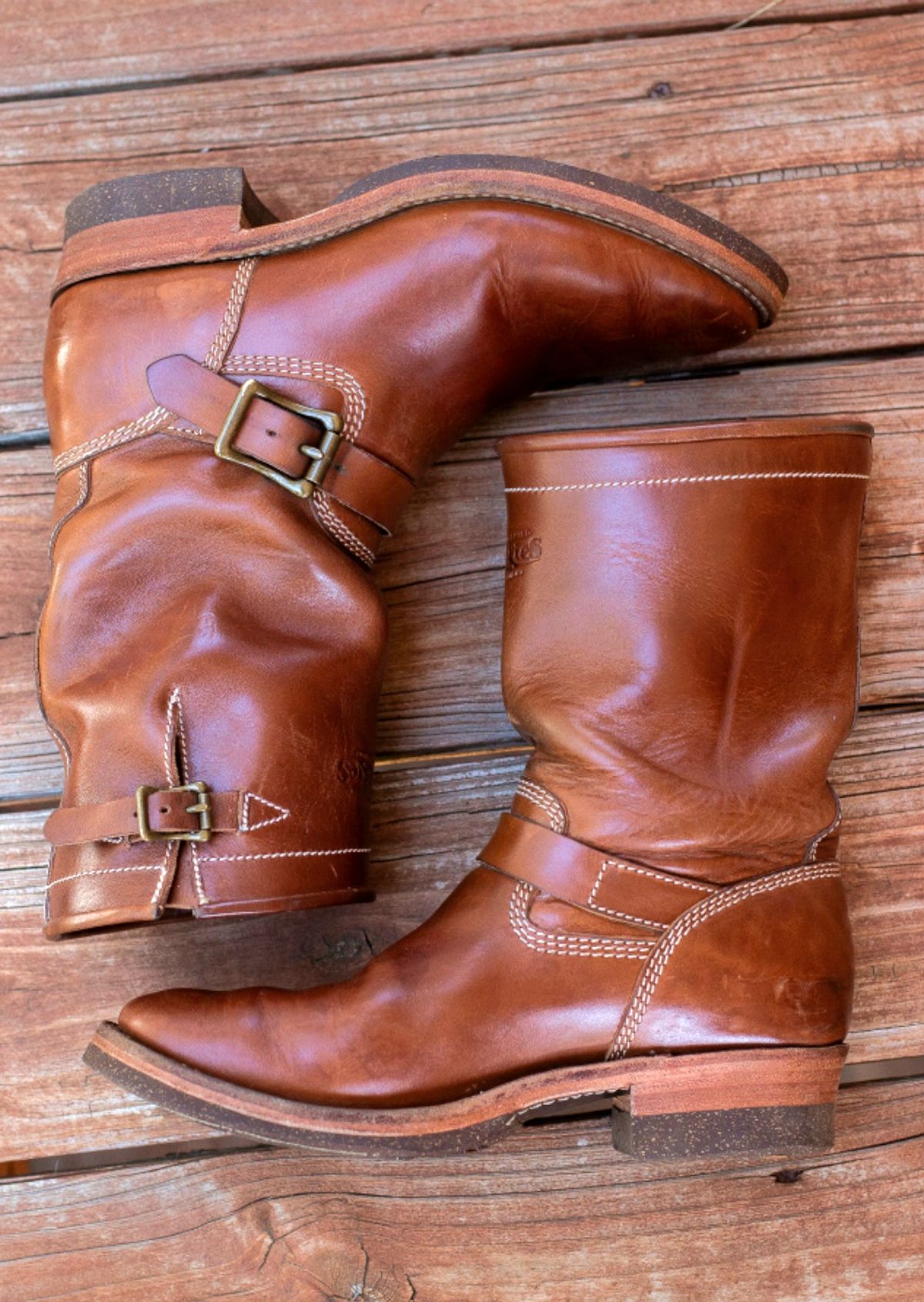 Photo by PatinaTherapist on April 1, 2025 of the Willie's Handmade Boots Engineer in Maryam Natural Horsebutt.