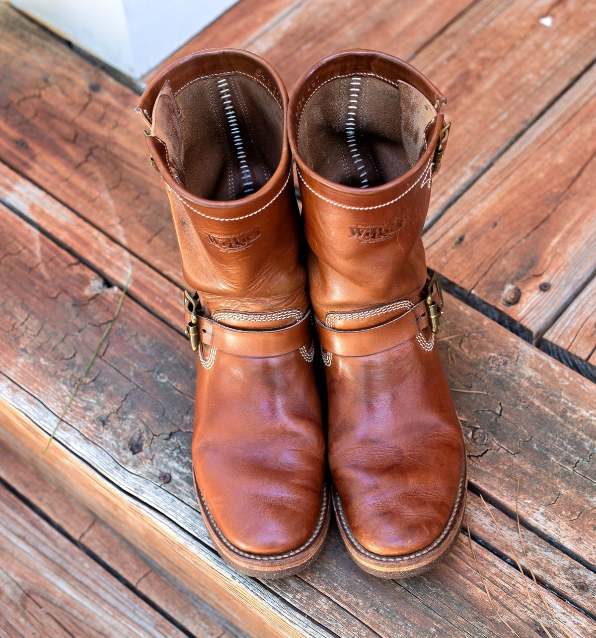 Photo by PatinaTherapist on April 1, 2025 of the Willie's Handmade Boots Engineer in Maryam Natural Horsebutt.