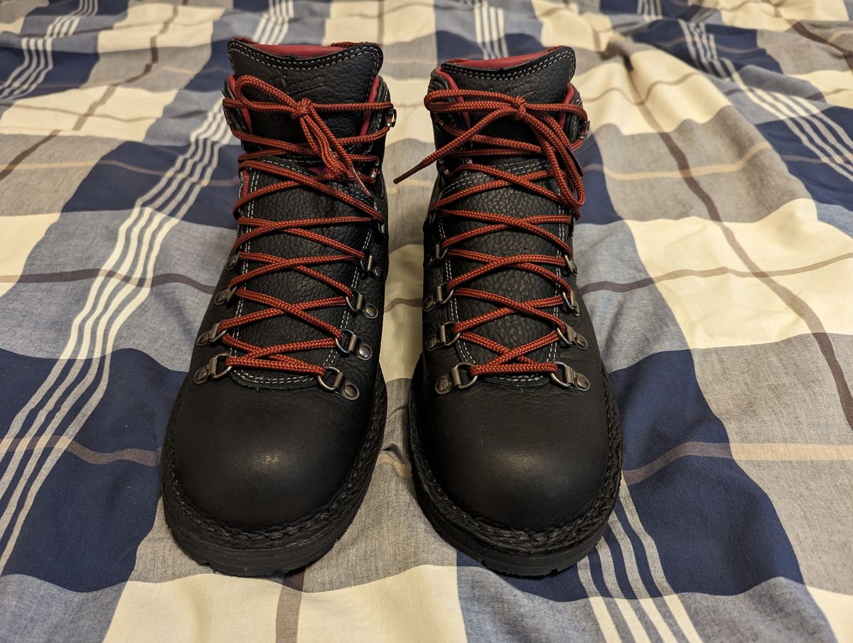 Photo by shibble on November 8, 2023 of the Danner Mountain Pass in Black Full Grain.