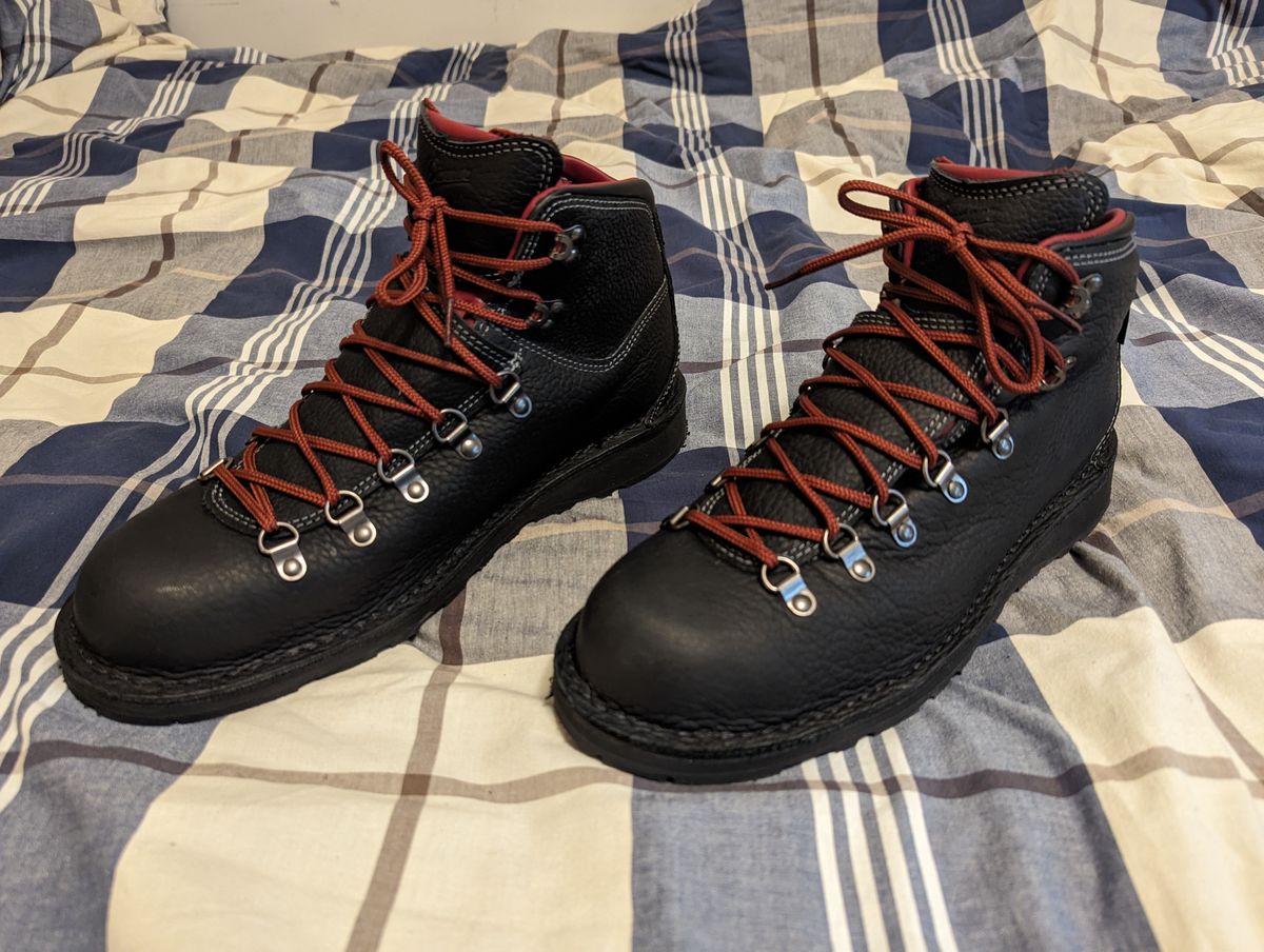 Photo by shibble on November 8, 2023 of the Danner Mountain Pass in Black Full Grain.