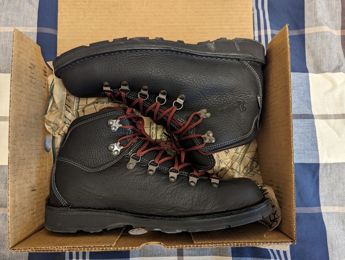 Photo by shibble on November 8, 2023 of the Danner Mountain Pass in Black Full Grain.