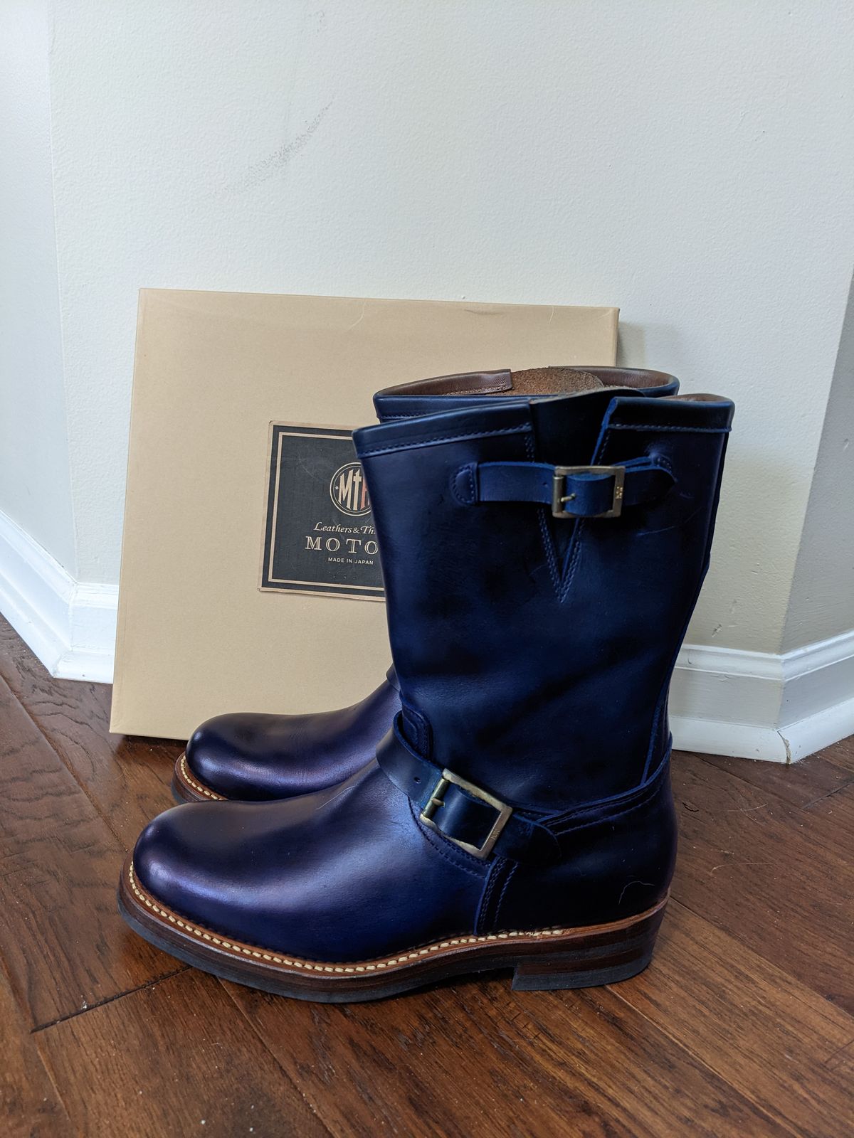 Photo by magicsun87 on November 1, 2022 of the Motor Engineer Boots in Horween Natural Chromexcel.