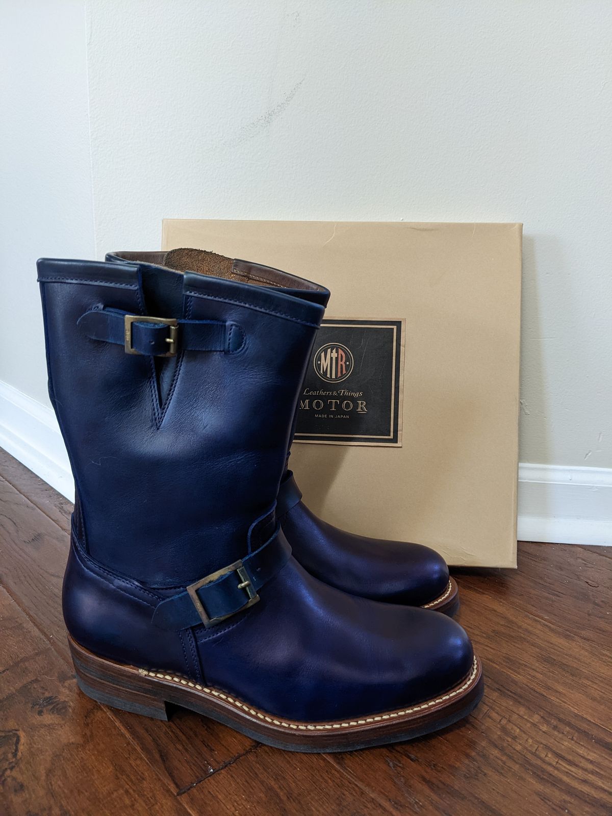 Photo by magicsun87 on November 1, 2022 of the Motor Engineer Boots in Horween Natural Chromexcel.