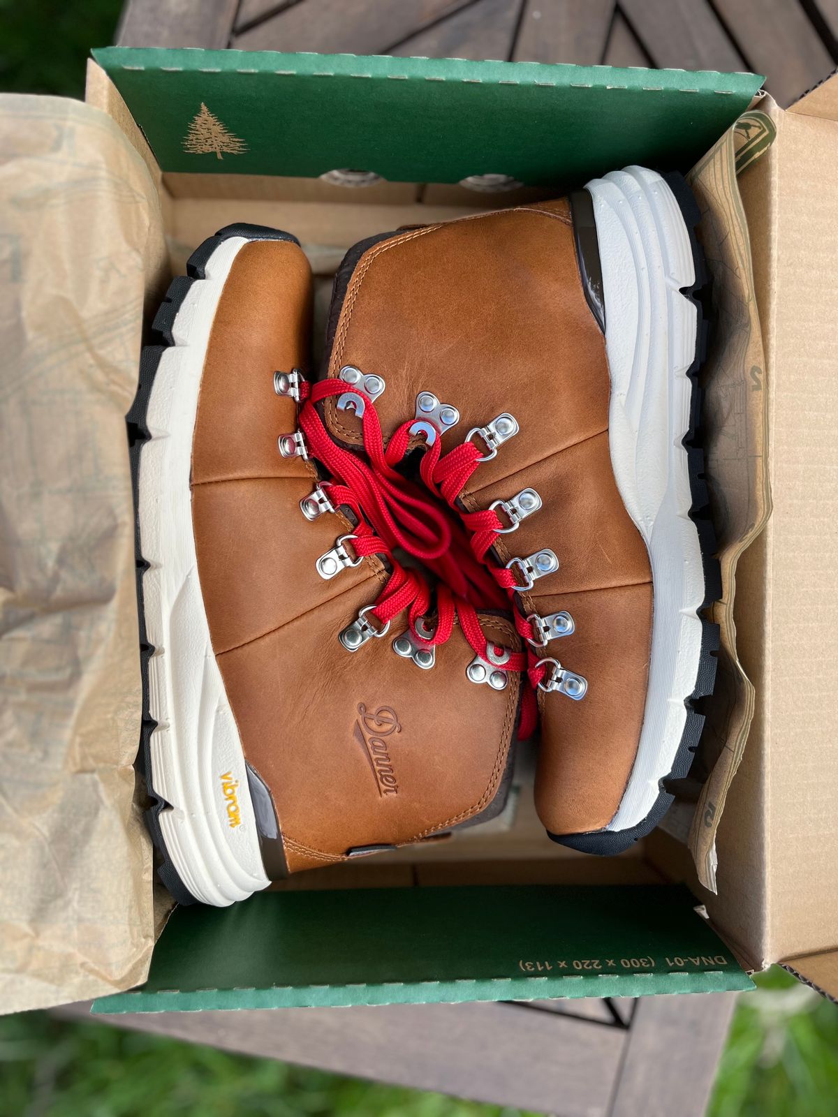 Photo by jessnado on October 2, 2023 of the Danner Mountain Light in Light Brown Full Grain.