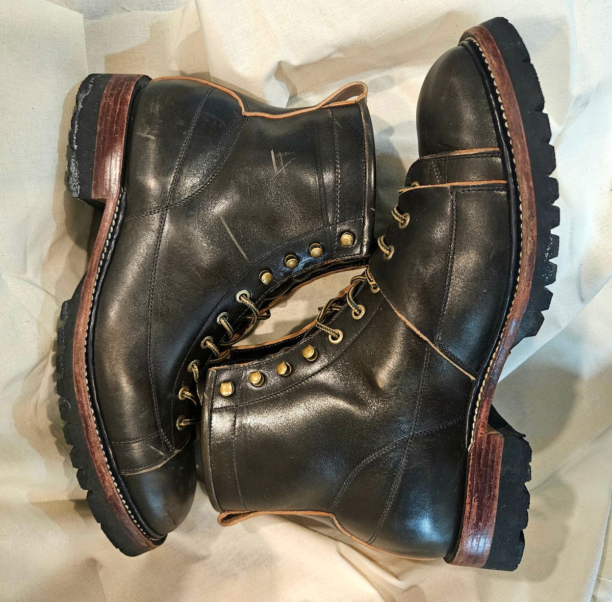 Photo by hosekileather on February 4, 2025 of the Jakkrabbits Monkey Boot in Maryam Olive Horsebutt.
