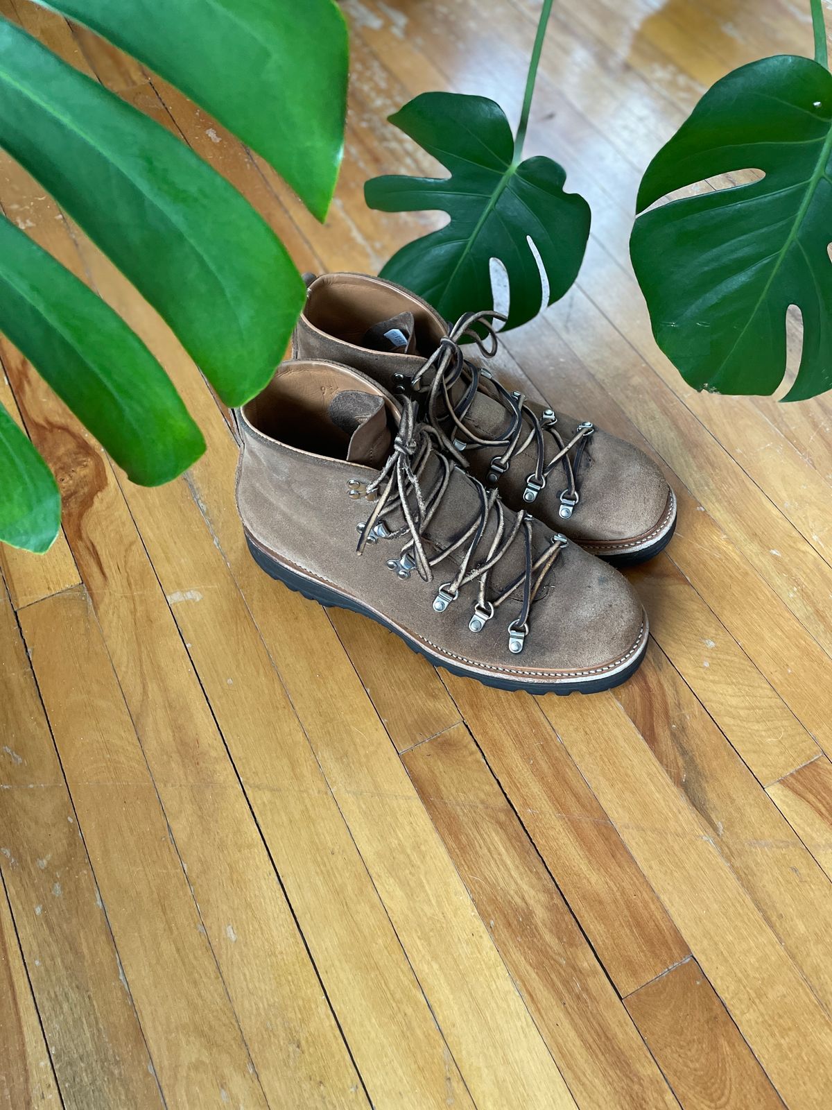 Photo by boottherapy on February 4, 2024 of the Viberg Hiker in Horween Natural Chromexcel Roughout.