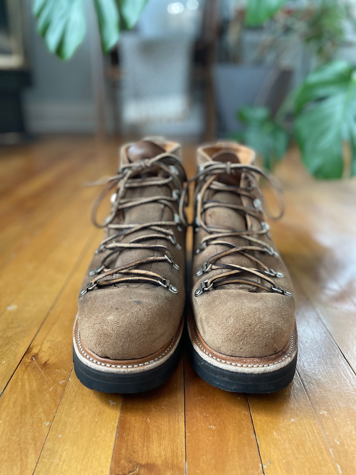 Photo by boottherapy on February 4, 2024 of the Viberg Hiker in Horween Natural Chromexcel Roughout.