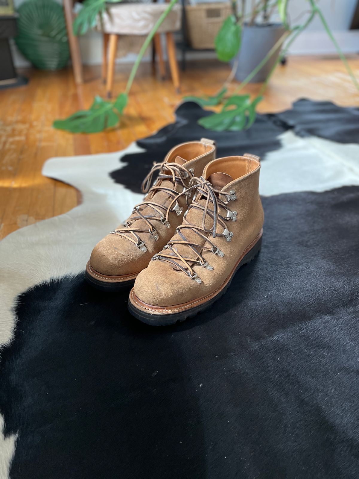 Photo by boottherapy on April 6, 2024 of the Viberg Hiker in Horween Natural Chromexcel Roughout.