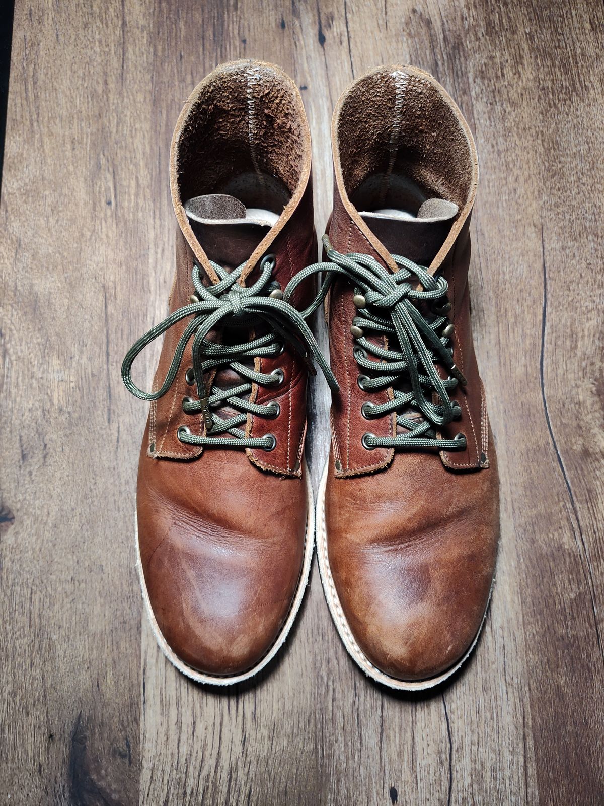 Photo by farroyo81 on November 2, 2024 of the Oak Street Bootmakers Field Boot in Seidel Light Brown Mustang.