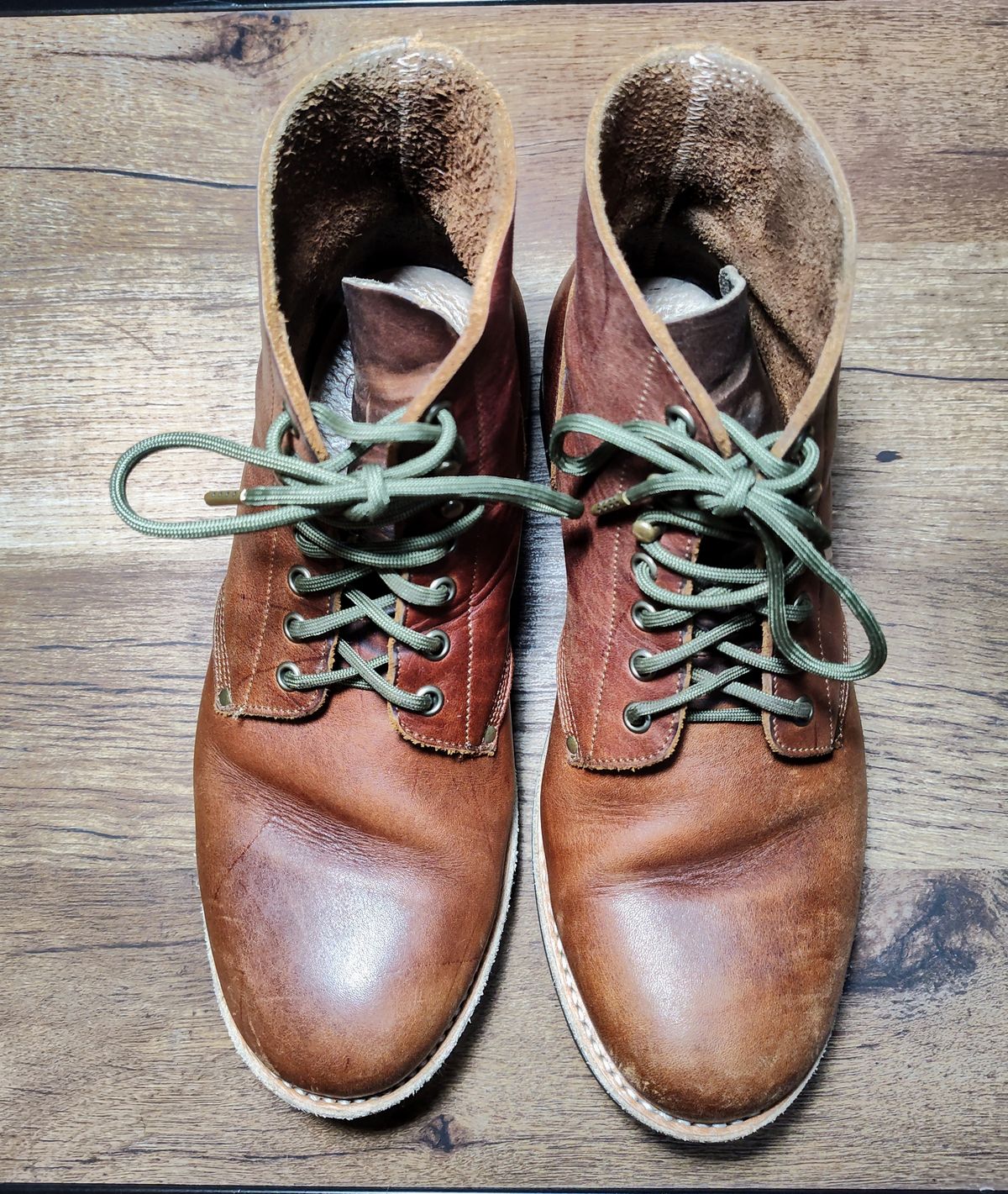 Photo by farroyo81 on January 3, 2025 of the Oak Street Bootmakers Field Boot in Seidel Light Brown Mustang.