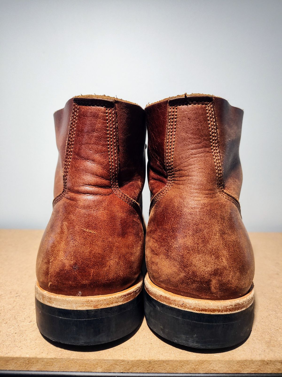 Photo by farroyo81 on April 4, 2025 of the Oak Street Bootmakers Field Boot in Seidel Light Brown Mustang.