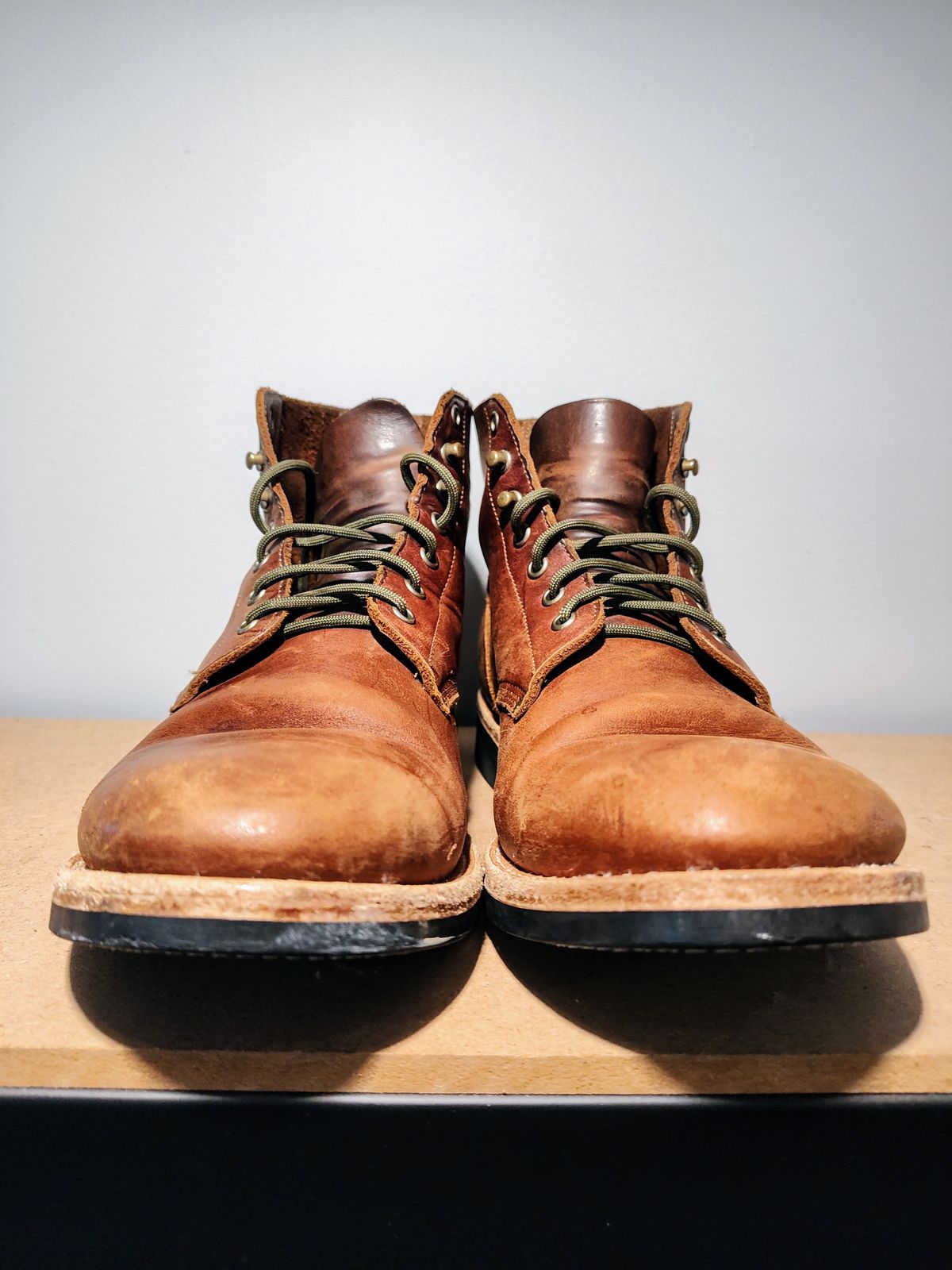 Photo by farroyo81 on April 4, 2025 of the Oak Street Bootmakers Field Boot in Seidel Light Brown Mustang.