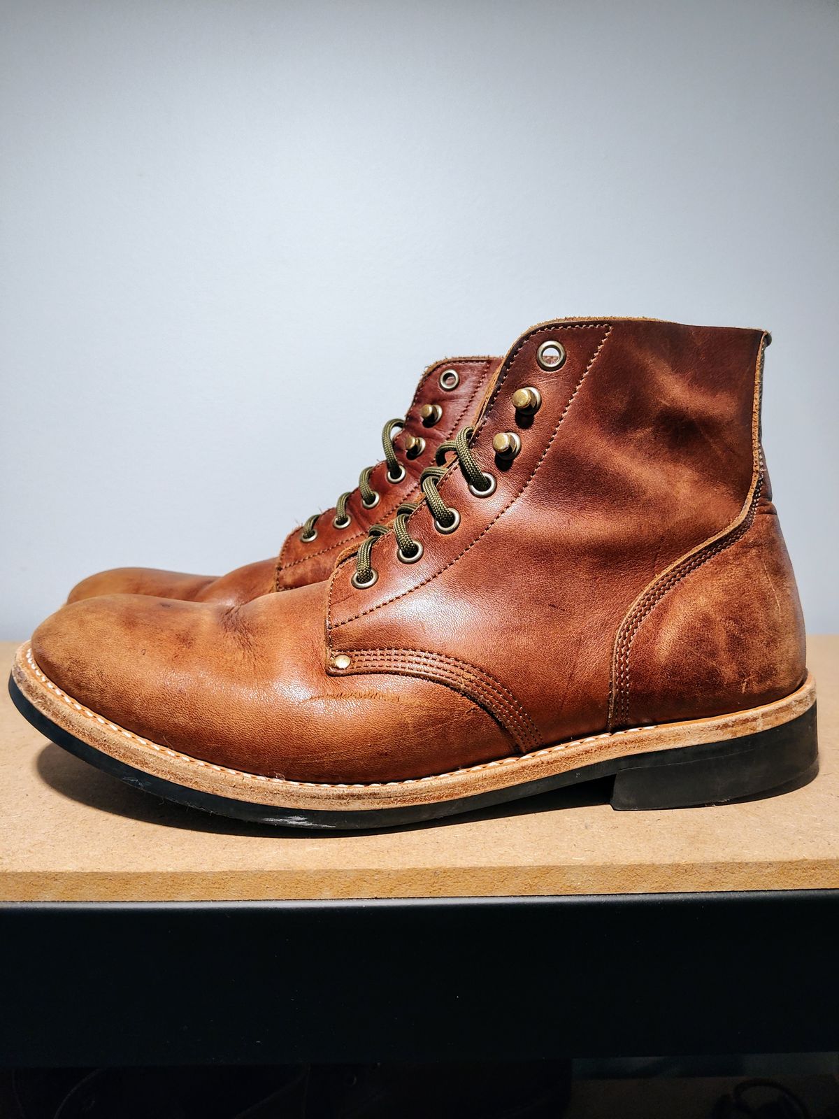 Photo by farroyo81 on April 4, 2025 of the Oak Street Bootmakers Field Boot in Seidel Light Brown Mustang.