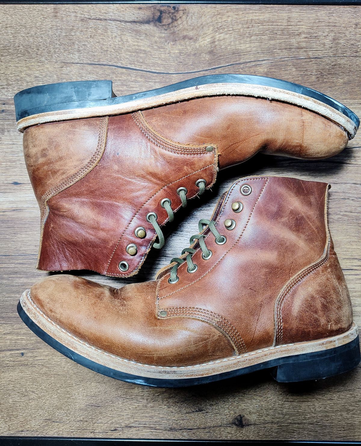 Photo by farroyo81 on April 4, 2025 of the Oak Street Bootmakers Field Boot in Seidel Light Brown Mustang.