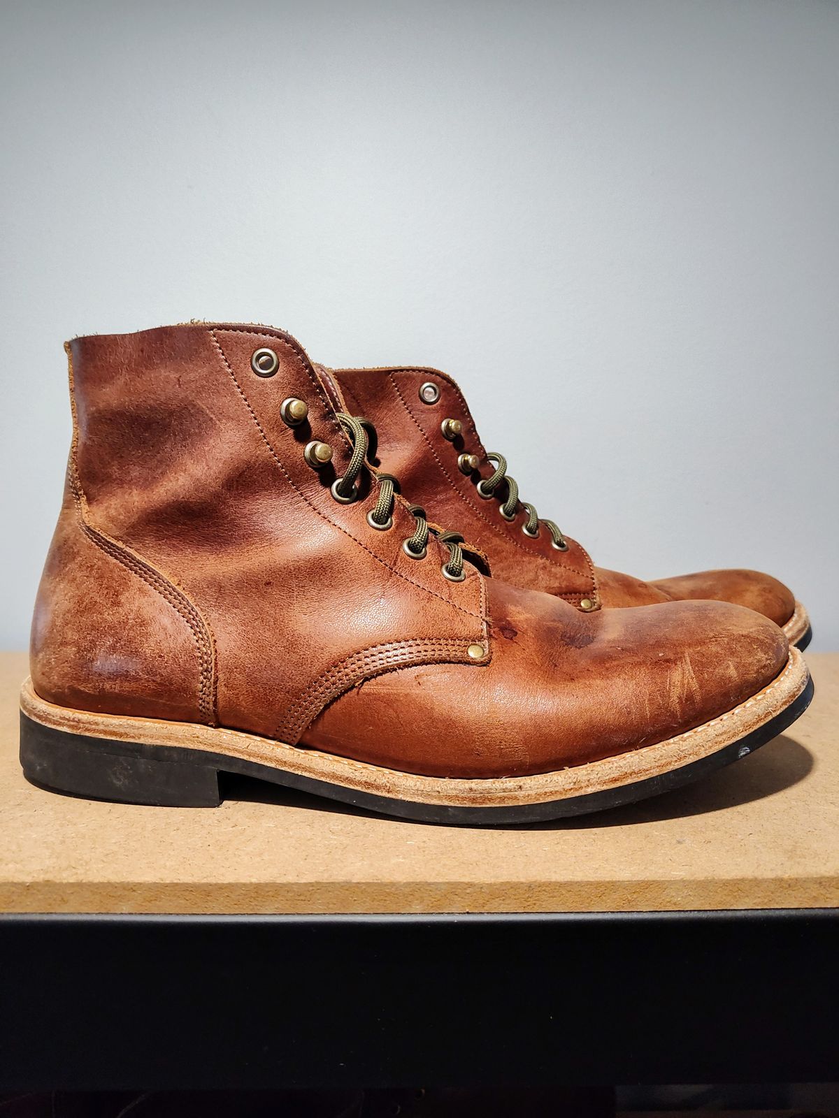 Photo by farroyo81 on April 4, 2025 of the Oak Street Bootmakers Field Boot in Seidel Light Brown Mustang.