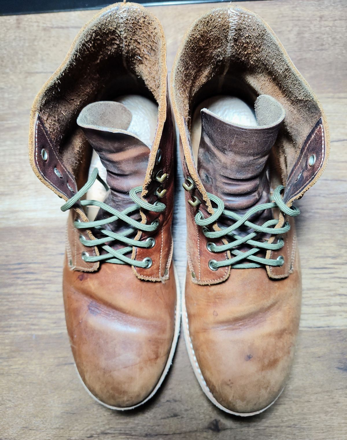 Photo by farroyo81 on April 4, 2025 of the Oak Street Bootmakers Field Boot in Seidel Light Brown Mustang.