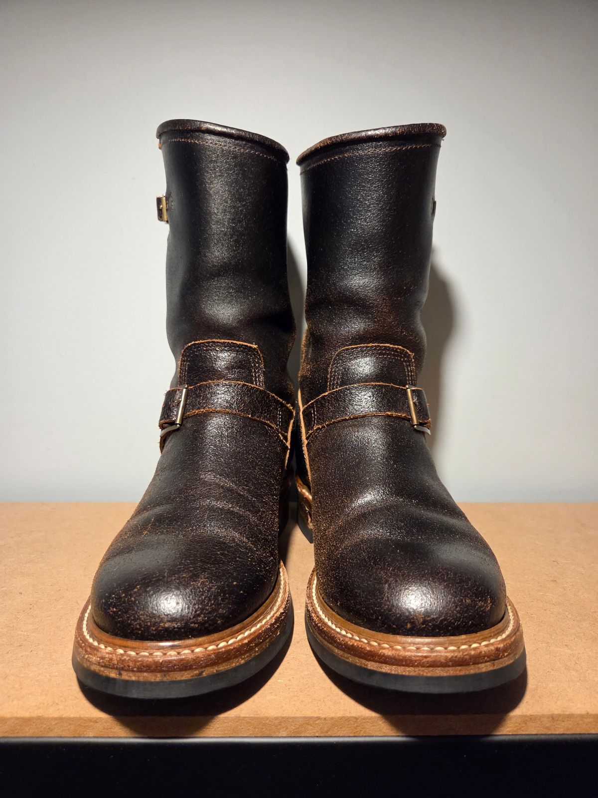 Photo by farroyo81 on October 5, 2025 of the John Lofgren Wabash Engineer Boots in Horween Dark Brown Waxed Flesh.