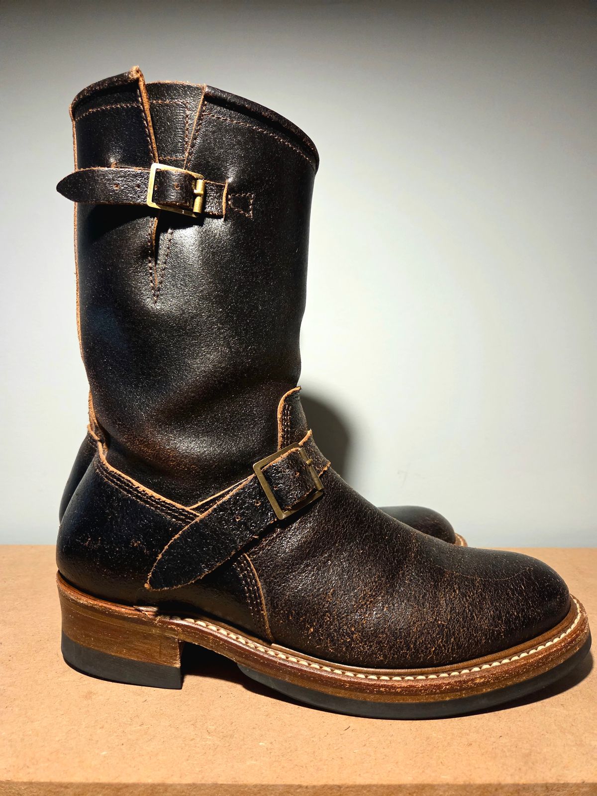Photo by farroyo81 on October 5, 2025 of the John Lofgren Wabash Engineer Boots in Horween Dark Brown Waxed Flesh.